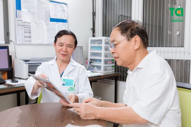 PGS. TS. Vũ Văn Khiên trực tiếp tư vấn cho người bệnh (Ảnh: TCI).