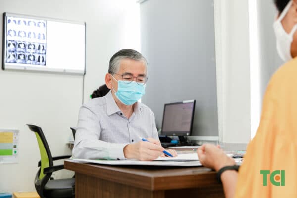 Chữa trị ung thư phổi cùng chuyên gia ung bướu Singapore