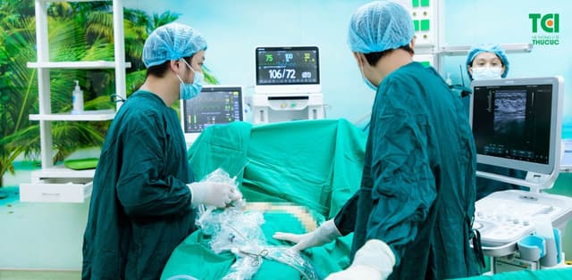 Loại bỏ 17 u vú không cần phẫu thuật cho bệnh nhân từng mổ mở tuyến vú 