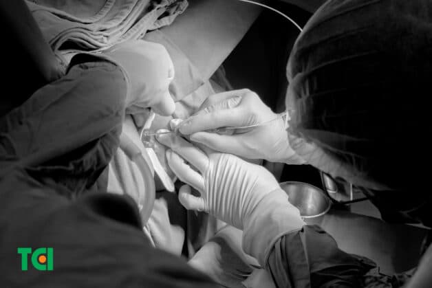 Bác sĩ thực hiện ca phẫu thuật Laser Diode