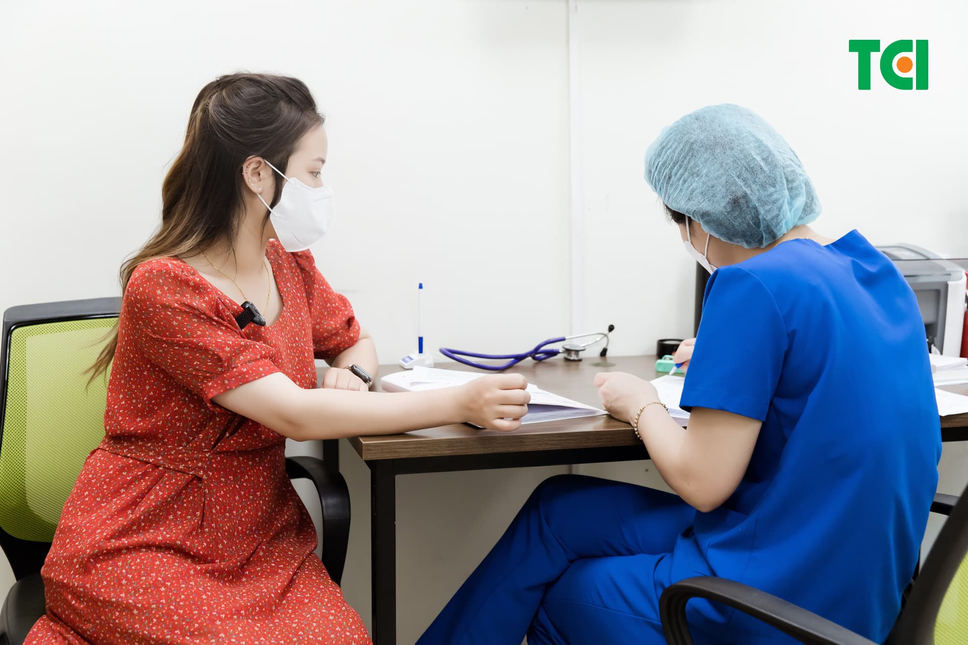 Mẹ bầu cần đến cơ sở y tế để khám càng sớm càng tốt, tránh để lại biến chứng nguy hiểm 