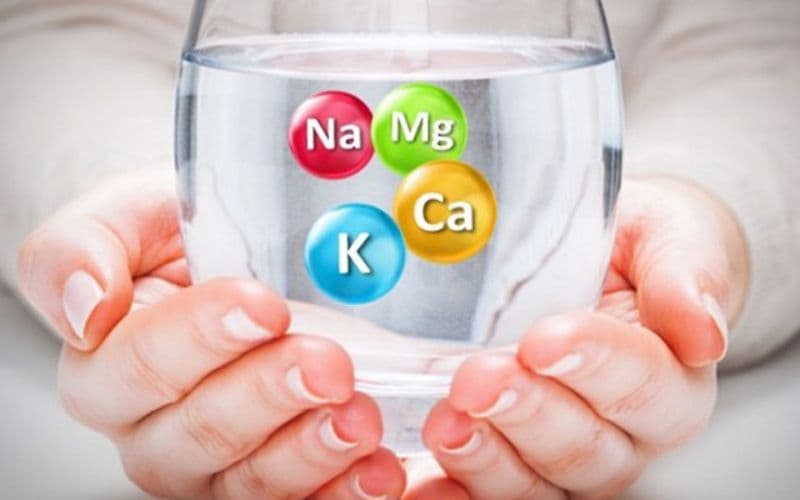 Mẹ bầu cần bổ sung đủ nước và các chất điện giải để cơ thể nhanh hồi phục