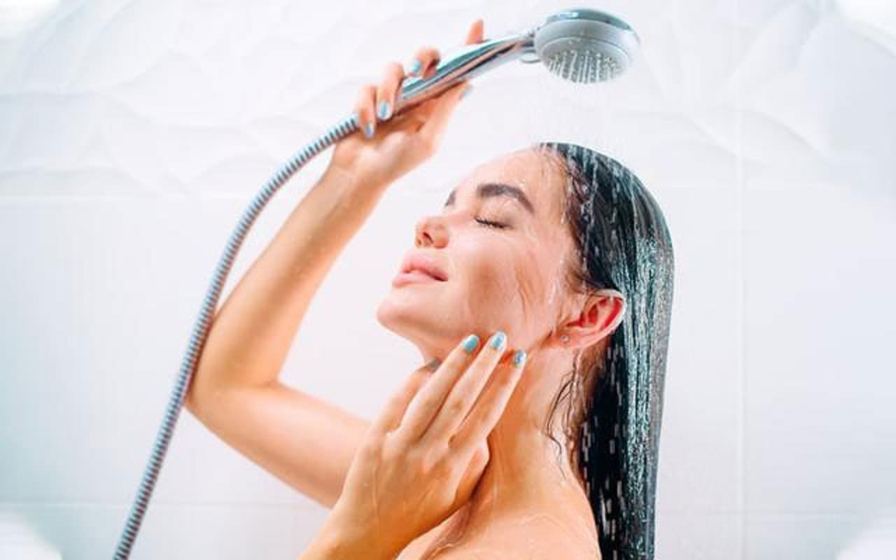 bầu bị sốt xuất huyết có được tắm không