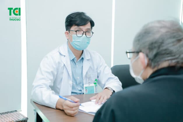 Các bác sĩ thăm khám cho bệnh nhân bệnh trĩ