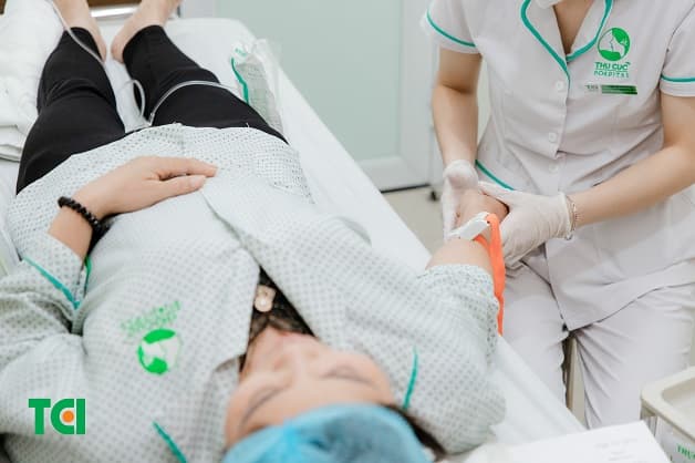 các triệu chứng sốt xuất huyết và cách chăm sóc 