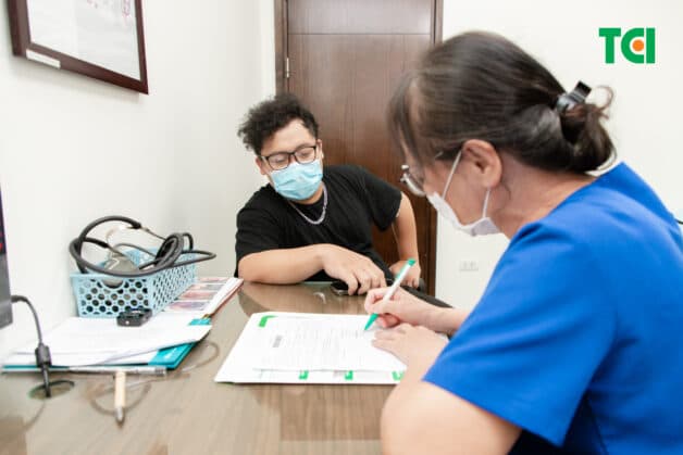 Sử dụng thuốc điều trị loãng xương theo chỉ định của bác sĩ.