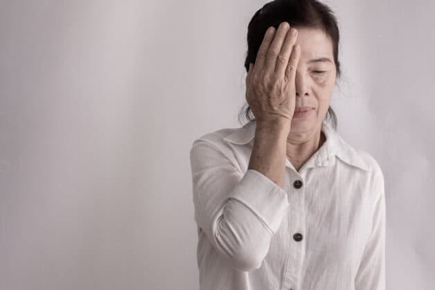 Chớ nên chủ quan khi đột ngột đau đầu - đây là dấu hiệu cảnh báo đột qụy ở người già