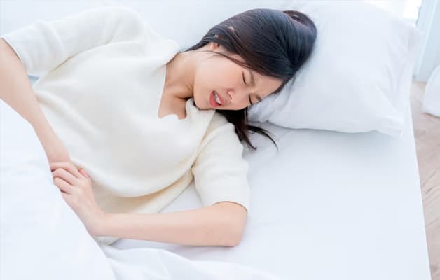 Đau bụng liên tục và dữ dội có thể là dấu hiệu cảnh báo sốt xuất huyết trở nặng.