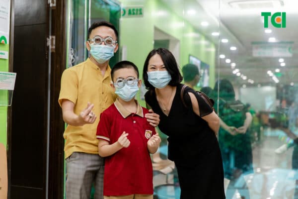 Nếu nhìn vào mắt người đau mắt đỏ có bị lây không?