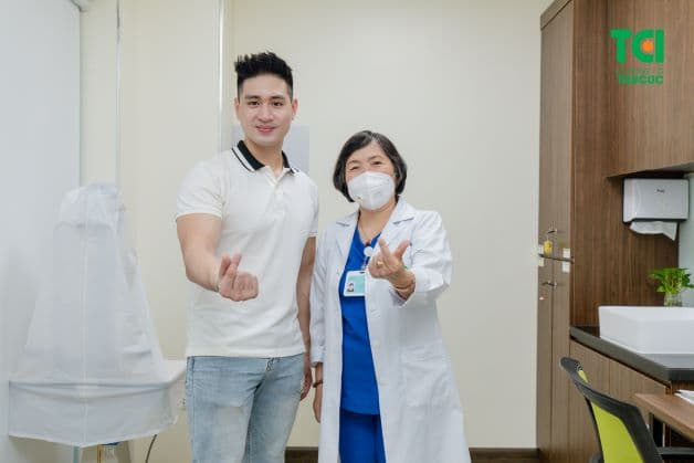 đi khám đau mắt đỏ