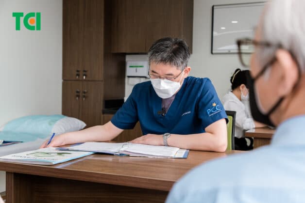 Ung thư bị phù chân và giải pháp chăm sóc cho người bệnh ung thư gan