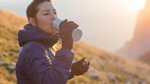 Giữ ấm khi ra ngoài trong thời tiết lạnh giúp phòng ngừa đột quỵ.