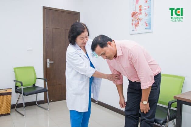 Bác sĩ sẽ thăm khám dấu hiệu viêm cột sống dính khớp để có hướng điều trị phù hợp