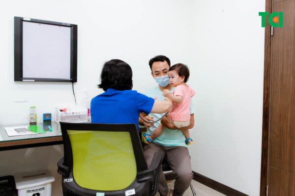 Cho trẻ sốt xuất huyết đi khám bác sĩ sớm