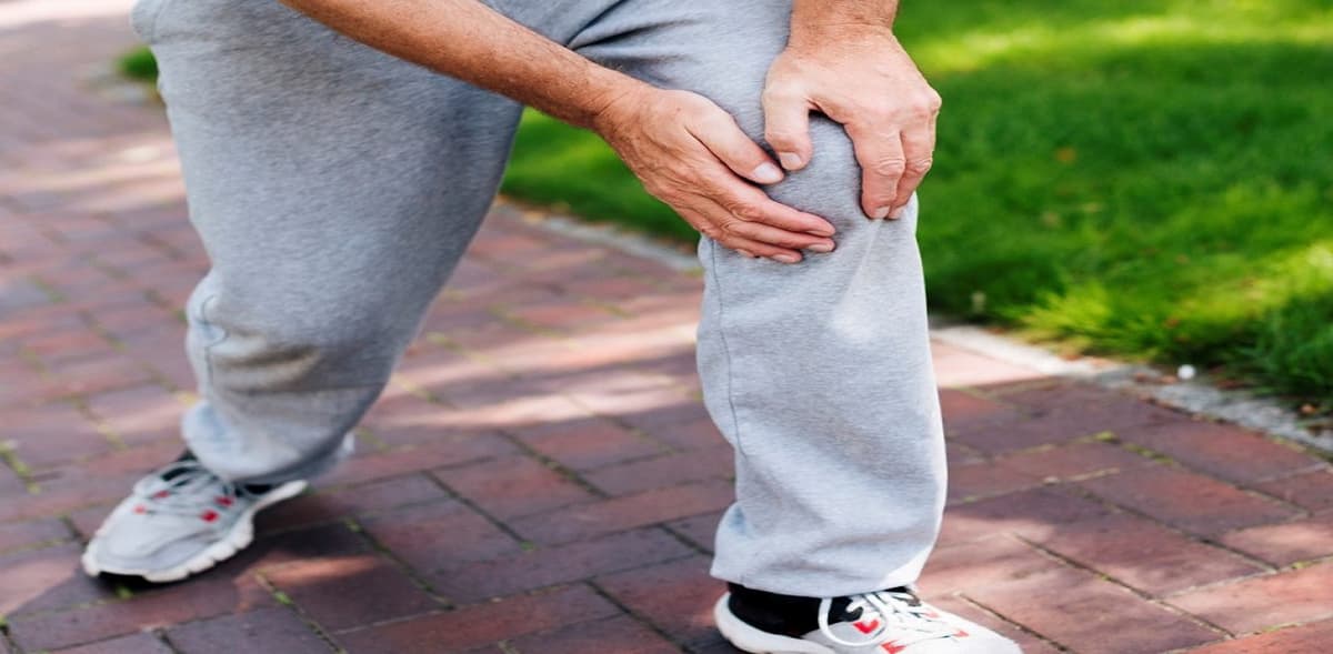 Giải đáp nhanh: Bị thoái hóa khớp gối có nên đi bộ không