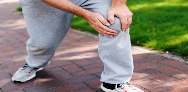 Giải đáp nhanh: Bị thoái hóa khớp gối có nên đi bộ không