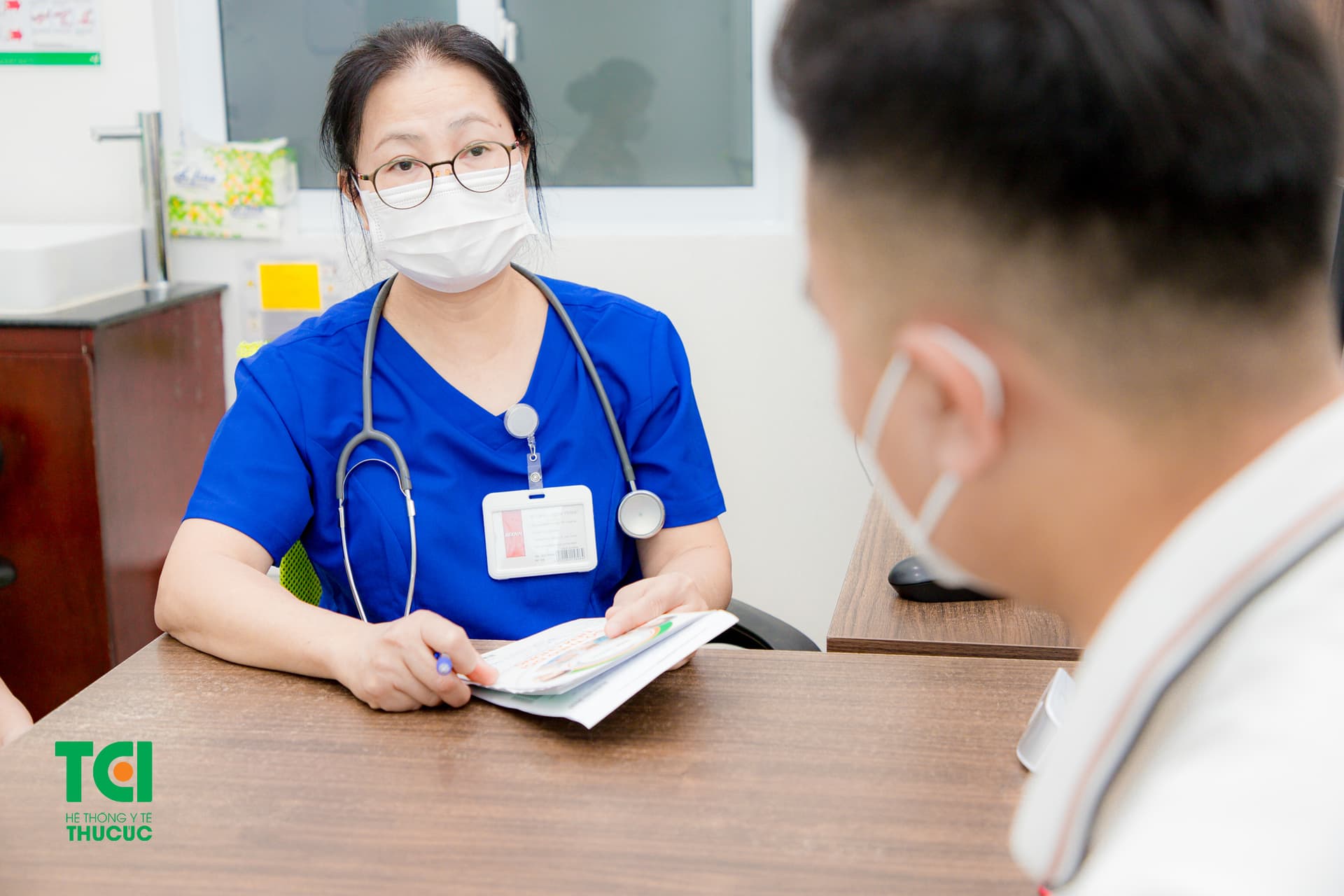 Hỏi ý kiến bác sĩ lầ cần thiết nếu con gặp các phản ứng phụ sau tiêm chủng