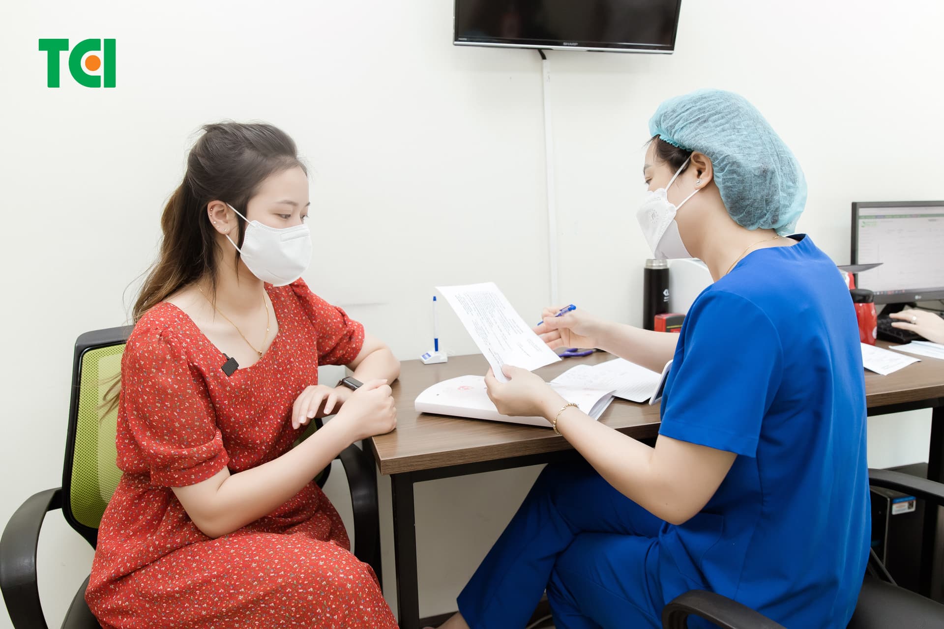 Mẹ bầu cần đến khám bác sĩ ngay khi phát hiện các triệu chứng bị bệnh để được hỗ trợ y tế sớm nhất 