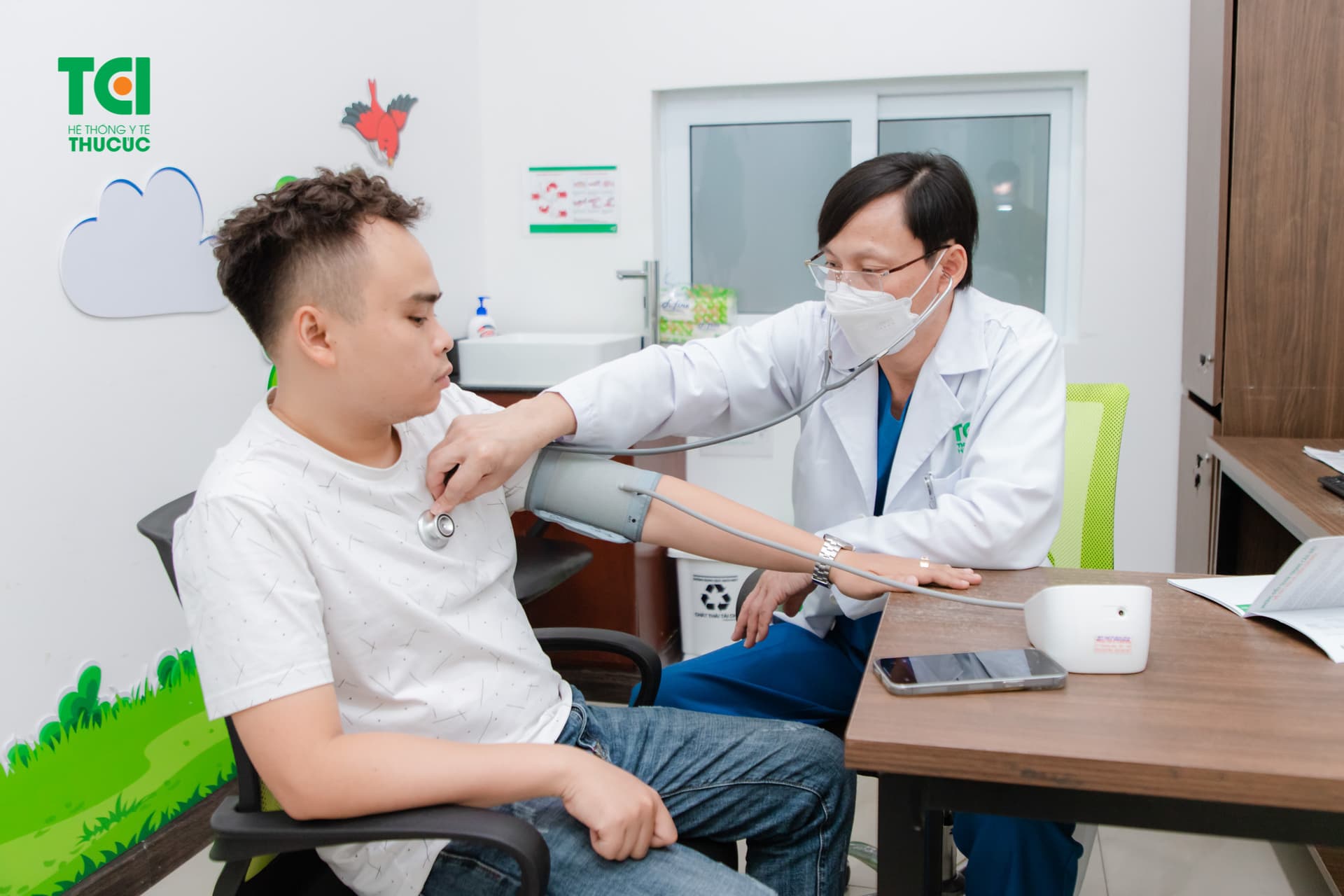 Sau tiêm bạn nên tránh vận động mạnh, ăn uống đủ chất để giảm sự khó chịu của tác dụng phụ