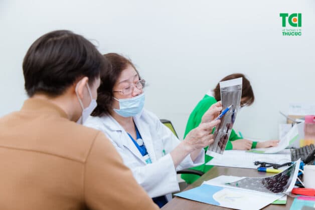 Điều trị viêm bao khớp gối bởi bác sĩ chuyên khoa.