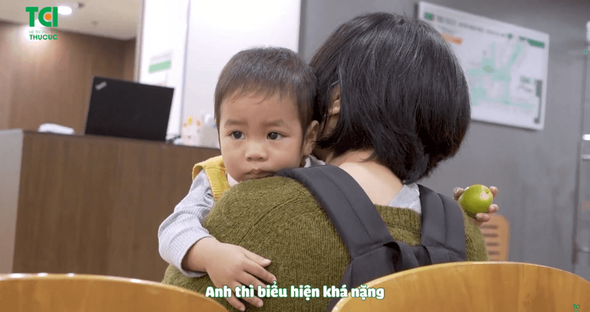 Con ho 15 ngày mới đi khám phát hiện viêm họng, viêm phế quản, viêm tai giữa ứ mủ