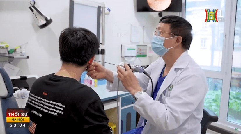 Không điều trị sớm, bệnh nhân viêm tai giữa xảy ra biến chứng viêm nhiễm thủng màng nhĩ