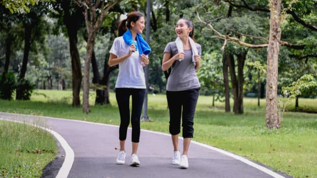 Đi bộ tốt cho người bệnh trĩ