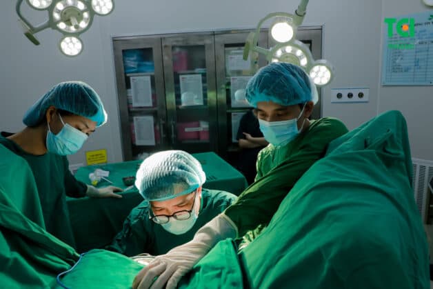 Các bác sĩ tiến hành phẫu thuật cho bệnh nhân trĩ
