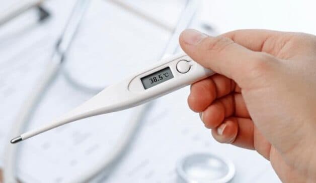 Người bệnh chữa sốt xuất huyết tại nhà nên theo dõi nhiệt độ cơ thể thường xuyên