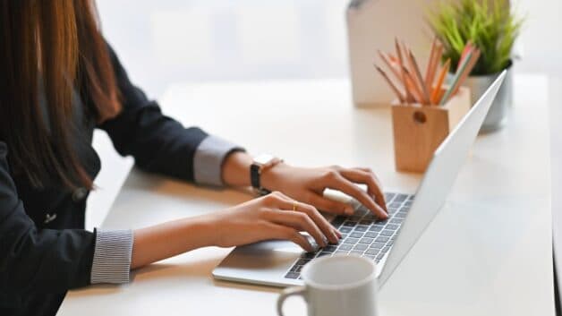 Đau lò xo ngón tay xảy ra với những người thường xuyên sử dụng độ linh hoạt của tay