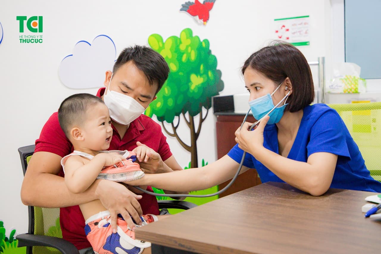 Ở cả trẻ em và người lớn đều có những dấu hiệu bị bệnh bạch hầu tương tự nhau