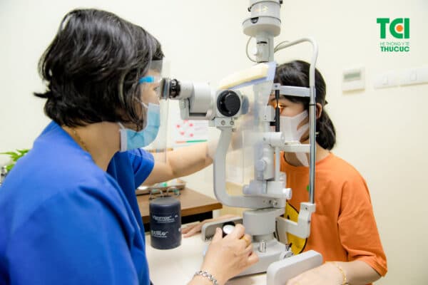 Theo dõi mắt trẻ thường xuyên