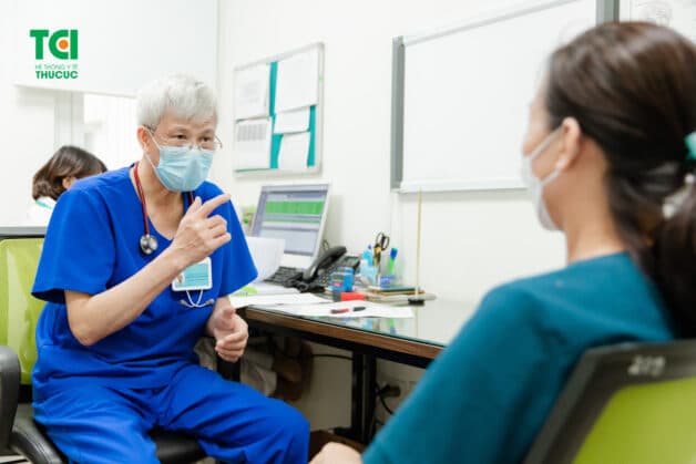 Nữ giới có bệnh lý nền cần theo dõi bởi bác sĩ chuyên khoa.