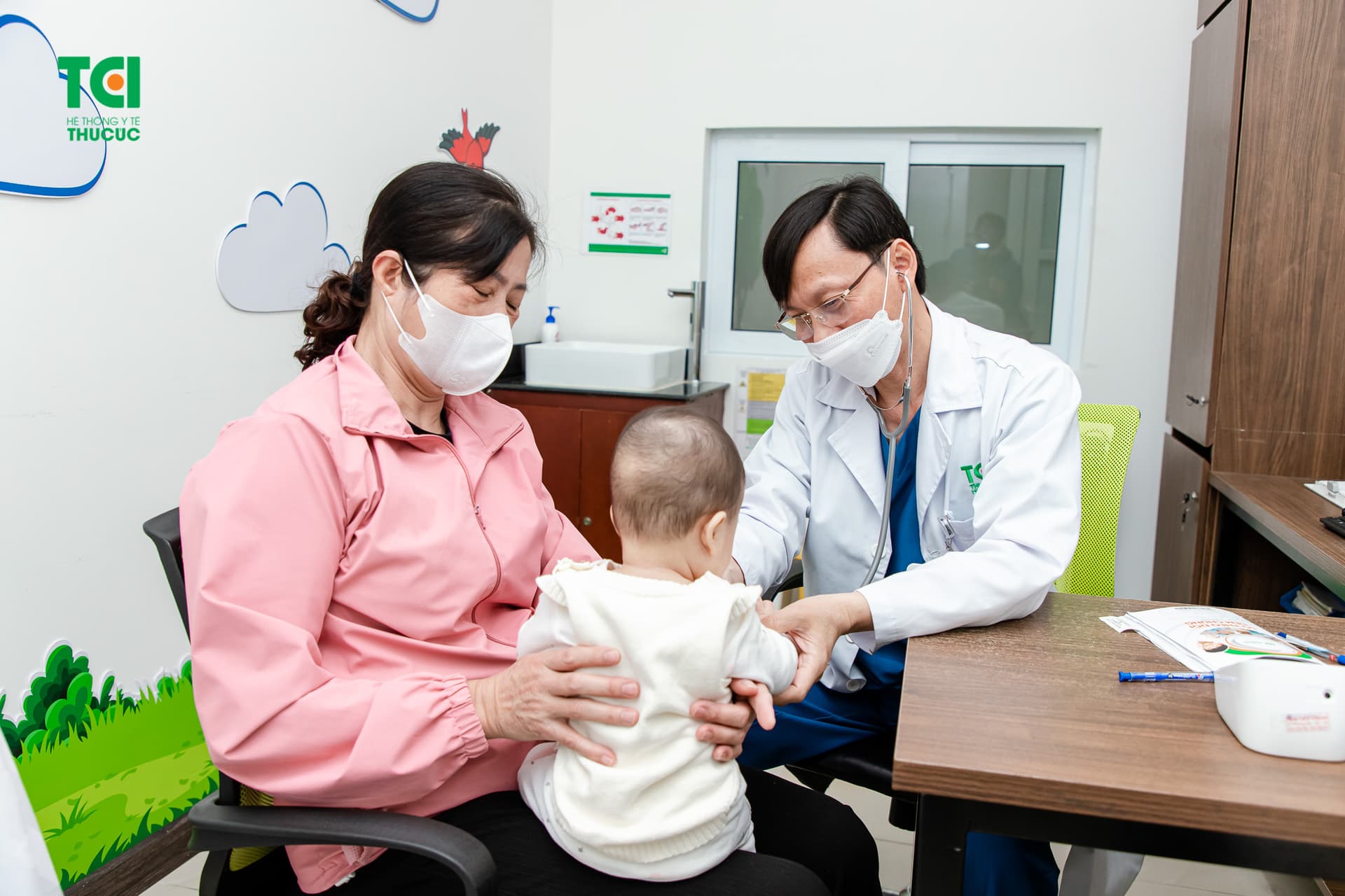 Bạn nên chủ động đặt lịch tiêm chủng để giảm bớt thời gian chờ đợi 