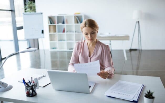 Người làm công việc văn phòng có nguy cơ bị trĩ rất cao