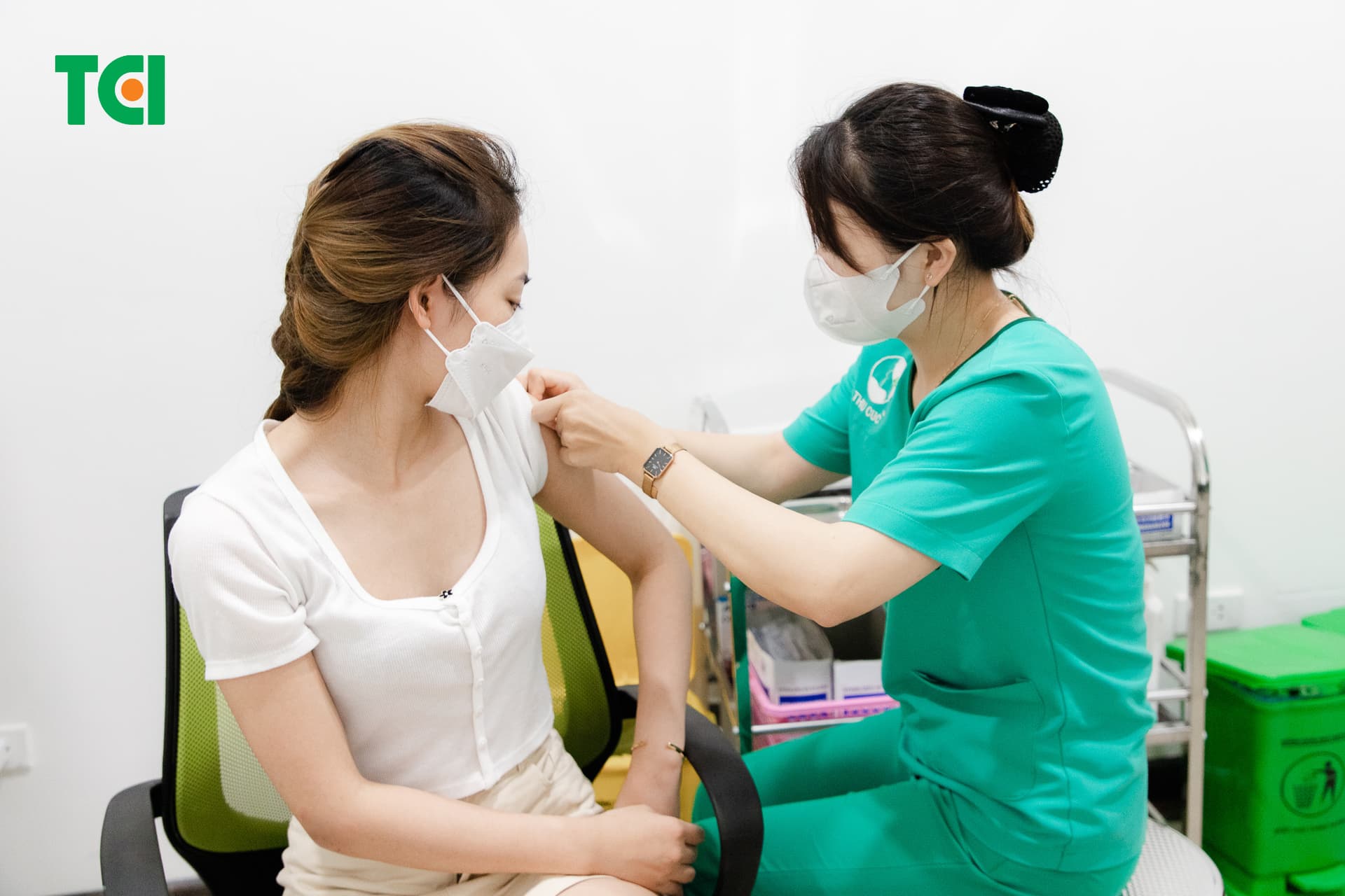 Cần ở lại phòng tiêm chủng ít nhất 30p để theo dõi những triệu chứng sau khi tiêm vaccine