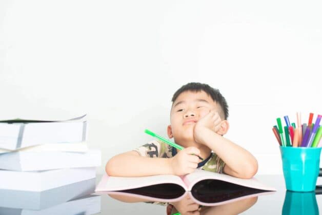 Các cơn sốt cao co giật trẻ em có thể gây tổn thương não. 