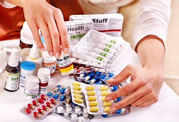 Sốt xuất huyết biểu hiện sốt cao, cần uống thuốc hạ sốt theo đúng chỉ dẫn của bác sĩ