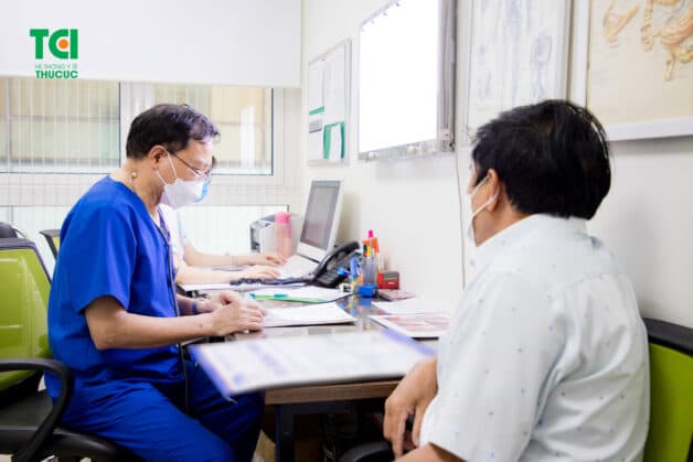 Người bệnh cần thăm khám ngay khi có dấu hiệu sốt xuất huyết.