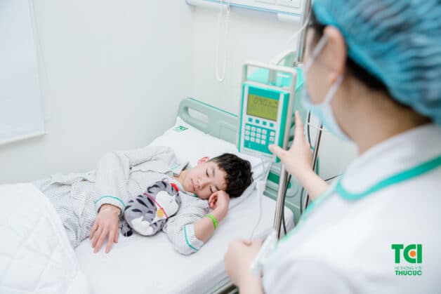 Trường hợp sốt xuất huyết nặng, trẻ phải được chăm sóc y tế chuyên sâu ngay lập tức. 