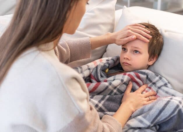 Sốt cao từ 40 độ C đột ngột và liên tục là một trong những dấu hiệu điển hình của sốt xuất huyết.