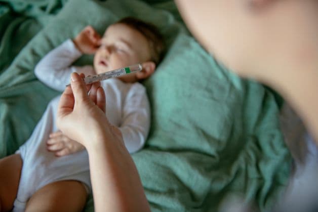 Trẻ sốt là một trong những tác dụng phụ thường gặp của vắc xin Hexaxim