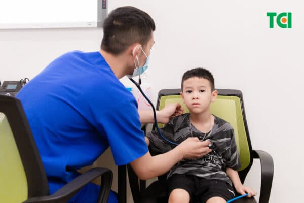 Bố mẹ nên đưa trẻ cảm lạnh đi khám bác sĩ để được chỉ định thuốc đúng, hiệu quả