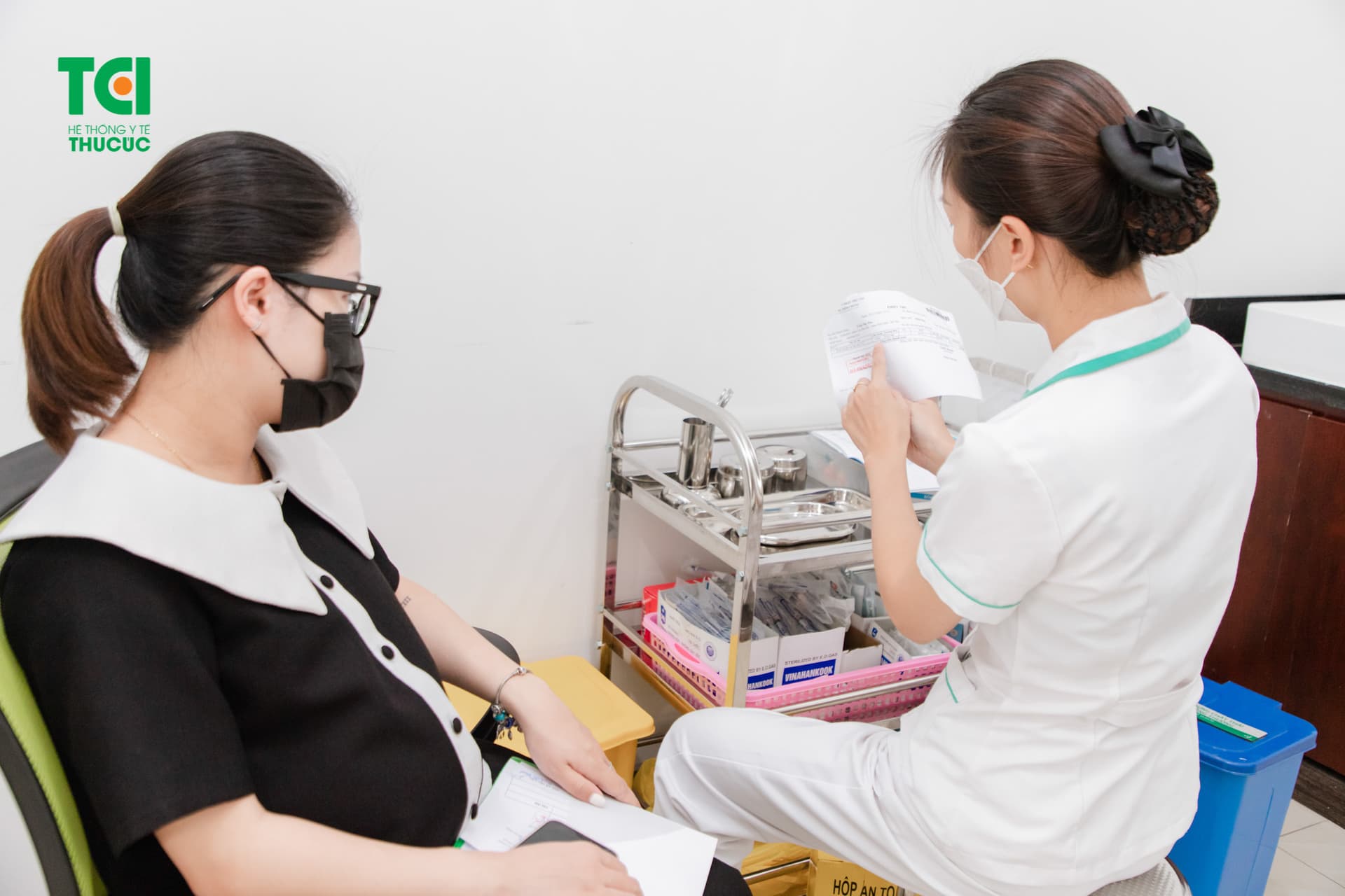 Sau khi tiêm vắc xin, bạn sẽ cảm thấy nhức nhẹ tại vị trí tiêm. Cảm giác này sẽ biến mất sau 1 vài ngày