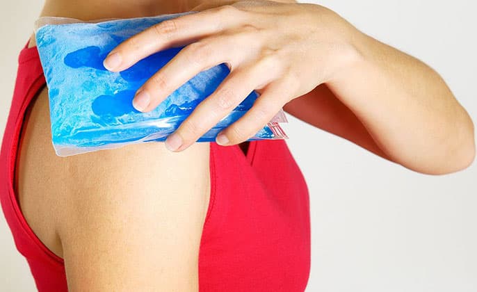 Bạn có thể chườm lạnh để giảm tình trạng đau sau tiêm vắc xin