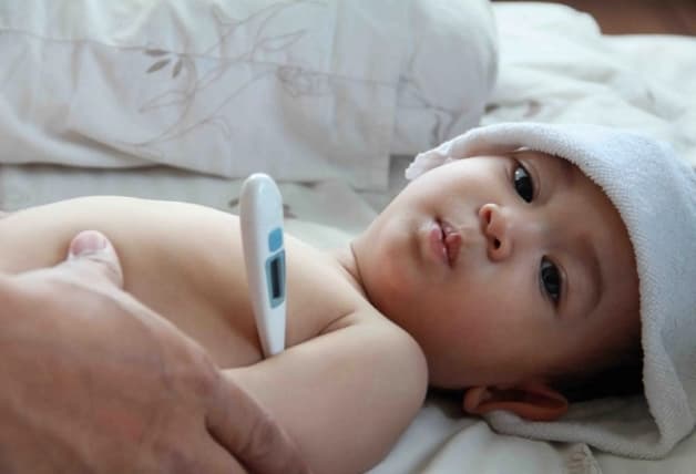 trẻ bị sốc sốt xuất huyết