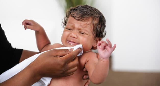 Trẻ cũng có thể cảm thấy khó thở hoặc buồn nôn và nôn, sau cơn sốt cao co giật.