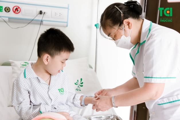 trẻ bị sốt xuất huyết cần nhập viện