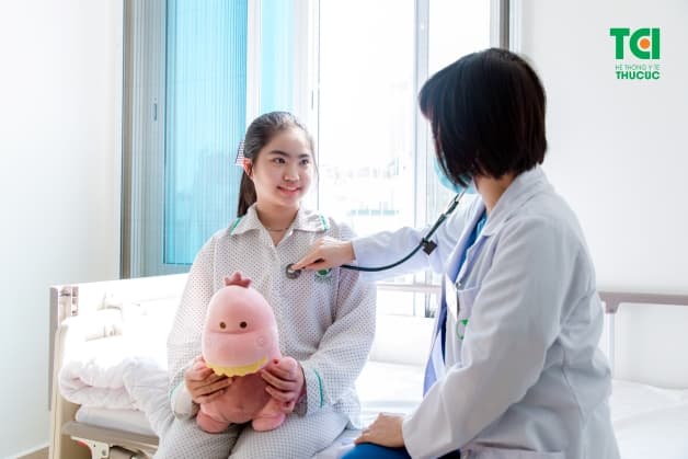 trẻ bị sốt xuất huyết kiêng gió