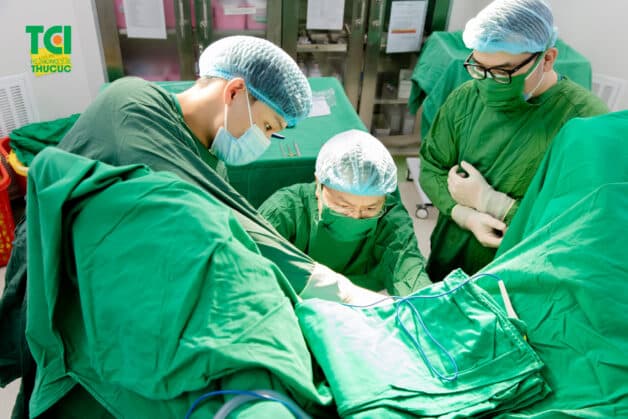 Các bác sĩ điều trị bệnh trĩ bằng phẫu thuật
